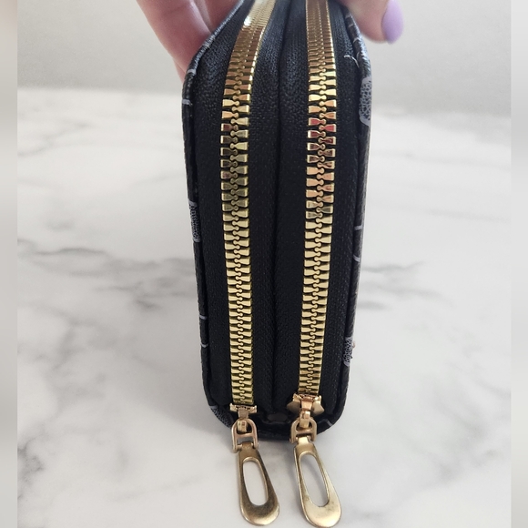 Stylish Black & White Heart Print Pattern Double Zip Wristlet Wallet - Picture 5 of 12